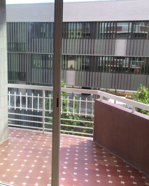 Balcón con suelo de baldosa y barandilla