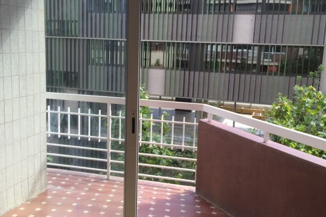 Balcón con suelo de baldosa