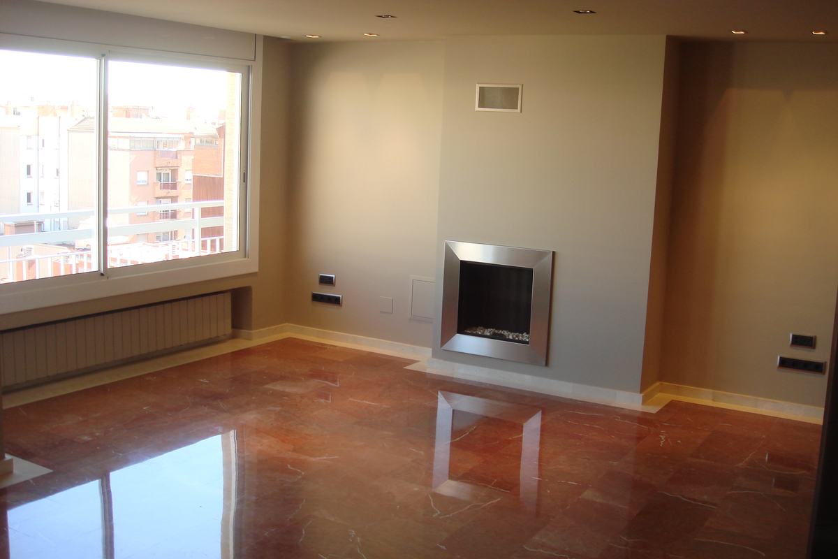 Salón con chimenea